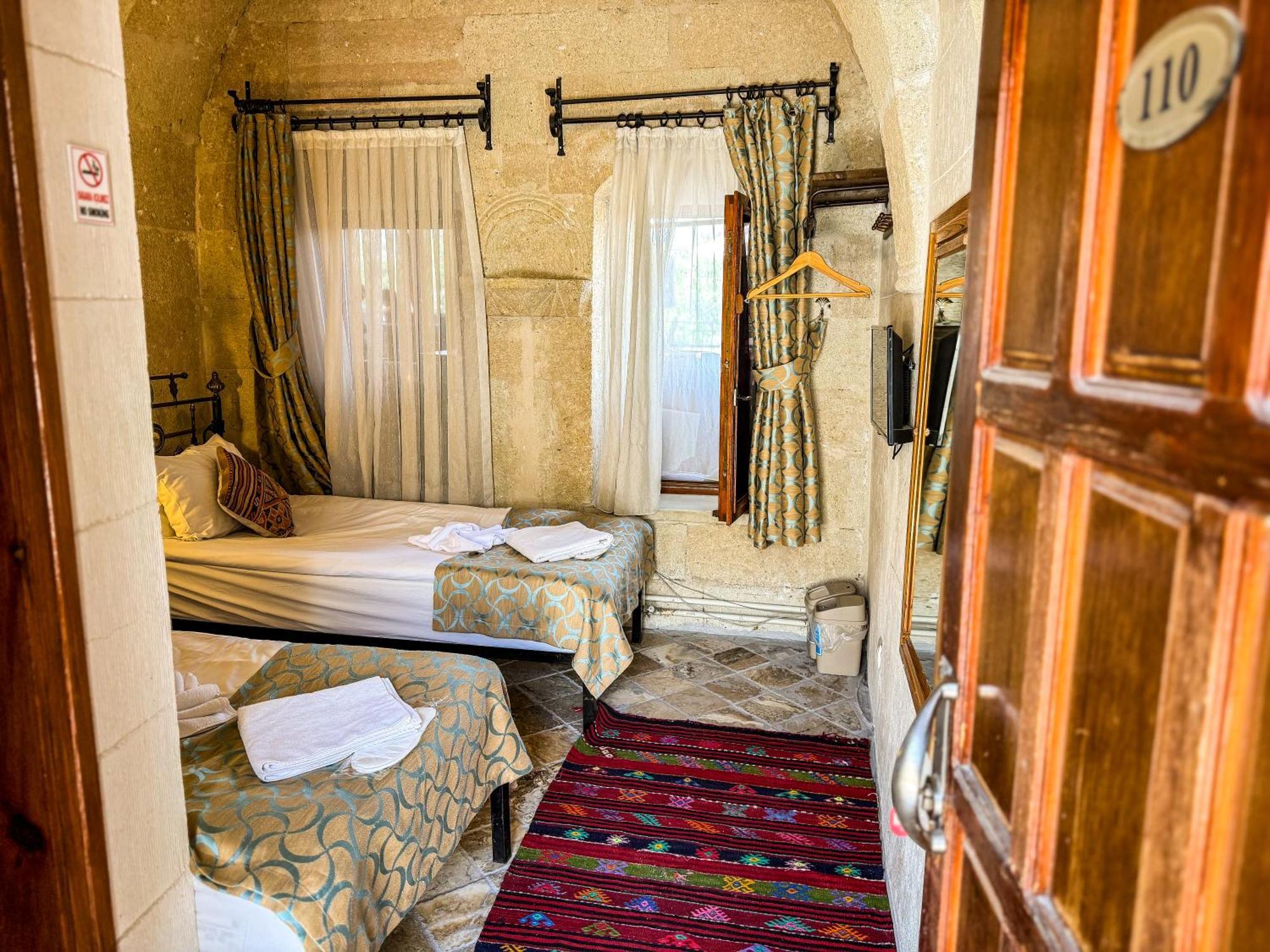 Nomads Cave & Rooftop 2* גורמה